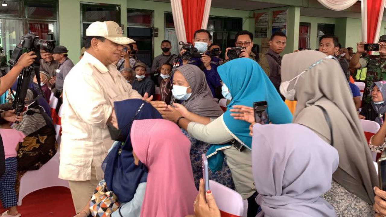 Menteri Pertahanan Prabowo Subianto (kiri) menyapa warga pada saat berada di kantor Komando Rayon Militer (Koramil) Turen 0818/14, Kecamatan Turen, Kabupaten Malang, Jawa Timur, Kamis (8/12/2022). ANTARA/Vicki Febrianto.