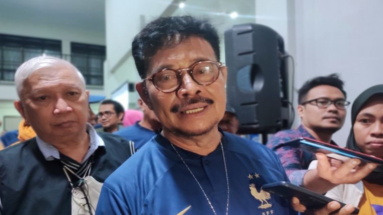 Menteri Pertanian Syahrul Yasin Limpo (tengah) menjawab pertanyaan wartawan terkait kesiapan stok pangan jelang Natal dan Tahun baru usai nonton bareng final Piala Dunia 2022 di salah satu Warung Kopi di Makassar, Sulawesi Selatan, Senin (19/12/2022) Senin dini hari. ANTARA/Darwin Fatir.