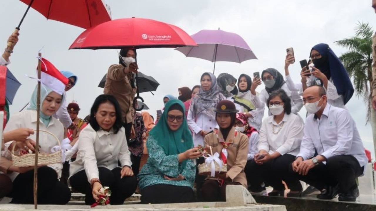 Menteri PPPA Bintang Puspayoga (kedua kiri) menaburkan bunga ke atas makam pejuang perempuan di Taman Makam Pahlawan (TMP) Balai Buntar, Kota Bengkulu, Provinsi Bengkulu, Rabu (21/12/2022). (ANTARA/Sugiharto purnama)
