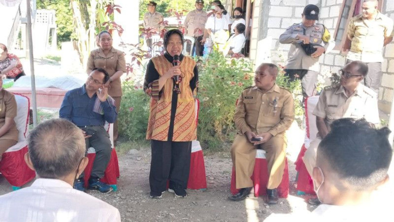 Menteri Sosial Tri Rismaharani berbicara dalam acara penyerahan bantuan delapan rumah bagi warga korban badai siklon tropis Seroja di Kelurahan Babau, Kabupaten Kupang, NTT, Selasa (13/12/2022). (ANTARA/Aloysius Lewokeda)