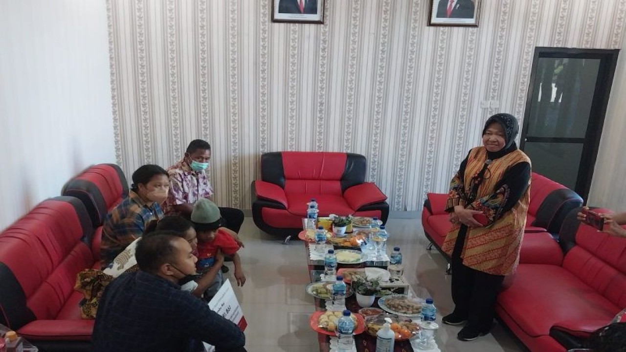 Menteri Sosial Tri Rismaharini membahas penanganan penyandang disabilitas di Sentra Efata Kupang, Kabupaten Kupang, Provinsi Nusa Tenggara Timur (NTT), Selasa (13/12/2022). (ANTARA/Aloysius Lewokeda)