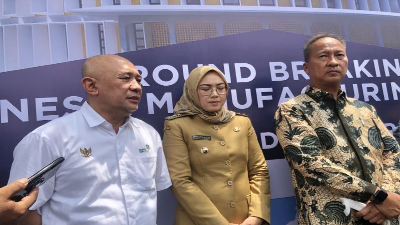 Menteri Koperasi dan Usaha Mikro Kecil Menengah Teten Masduki saat menghadiri peletakan batu pertama pembangunan Indonesia Manufacturing Center (IMC) di Plered, Purwakarta, Jawa Barat, Senin (5/12/2022). ANTARA/Sella Panduarsa Gareta