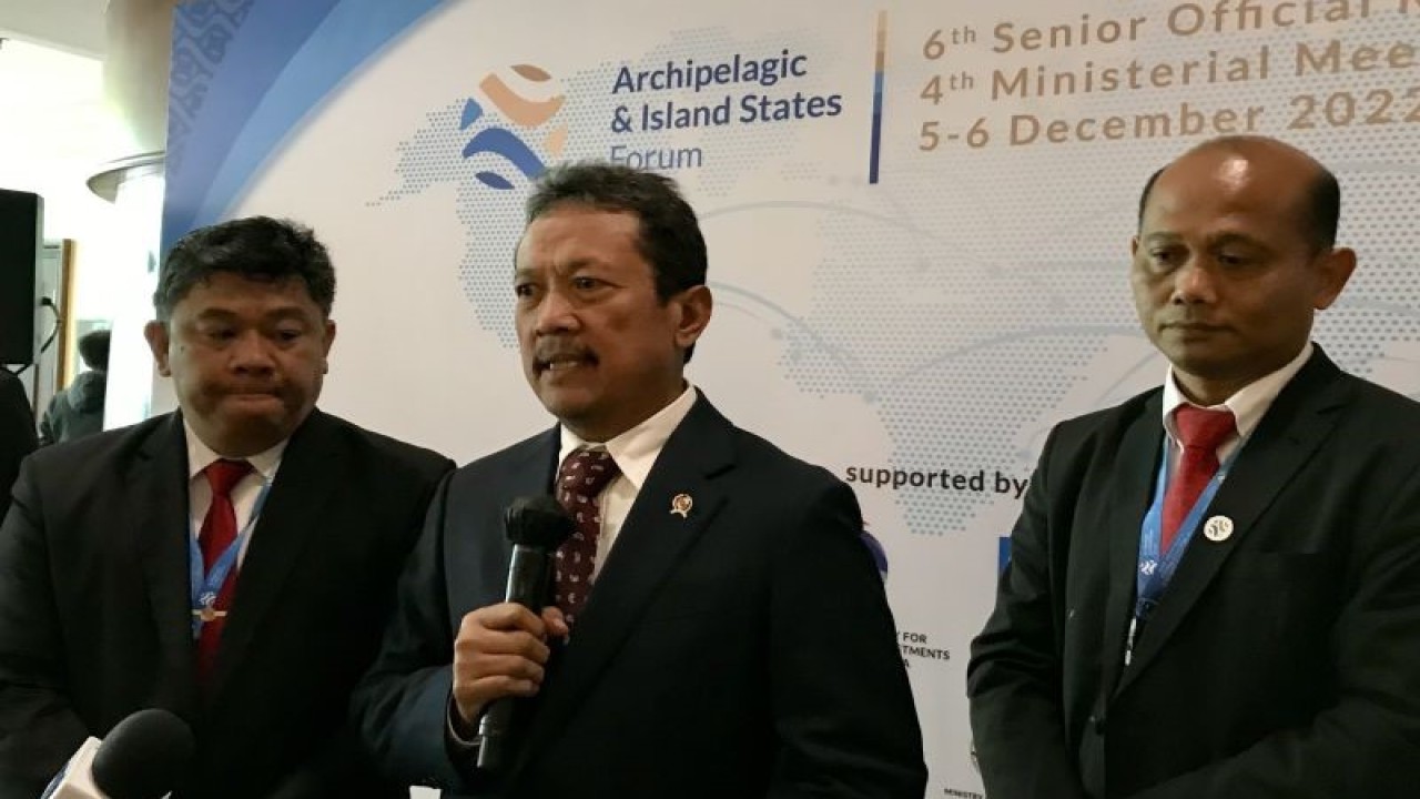 Menteri Kelautan dan Perikanan RI Sakti Wahyu Trenggono (tengah) memberi keterangan kepada media selepas memimpin pertemuan tingkat menteri ke-4 Archipelagic and Island States (AIS) Forum di Nusa Dua, Badung, Bali, Selasa (6-12-2022). ANTARA/Genta Tenri Mawangi