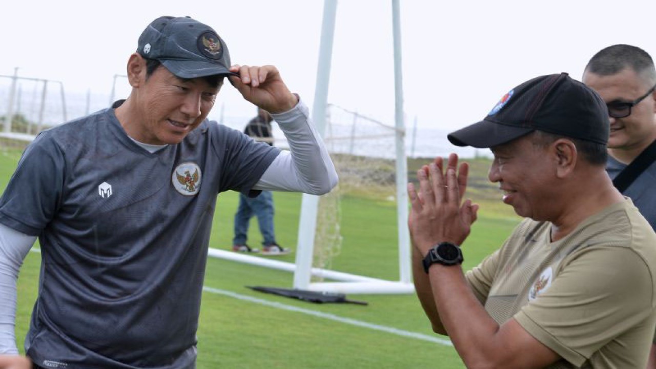 Menteri Pemuda dan Olahraga (Menpora) Zainudin Amali (kanan) memberi salam pelatih Tim Nasional Indonesia Shin Tae-yong (kiri) saat meninjau pemusatan latihan di Training Ground Bali United, Pantai Purnama, Gianyar, Bali, Sabtu (3/12/2022). Peninjauan itu dilakukan Menpora Zainudin Amali untuk memastikan persiapan Timnas sepak bola Indonesia sekaligus memberikan motivasi kepada para pemain menjelang Piala AFF 2022. ANTARA FOTO/Fikri Yusuf/hp (ANTARA FOTO/FIKRI YUSUF)