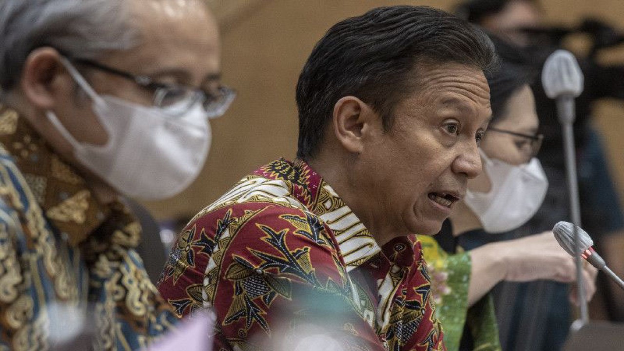 Arsip Foto. Menteri Kesehatan Budi Gunadi Sadikin (tengah) saat mengikuti rapat kerja dengan Komisi IX DPR di Kompleks Parlemen Senayan, Jakarta, Rabu (30/11/2022). (ANTARA FOTO/MUHAMMAD ADIMAJA)