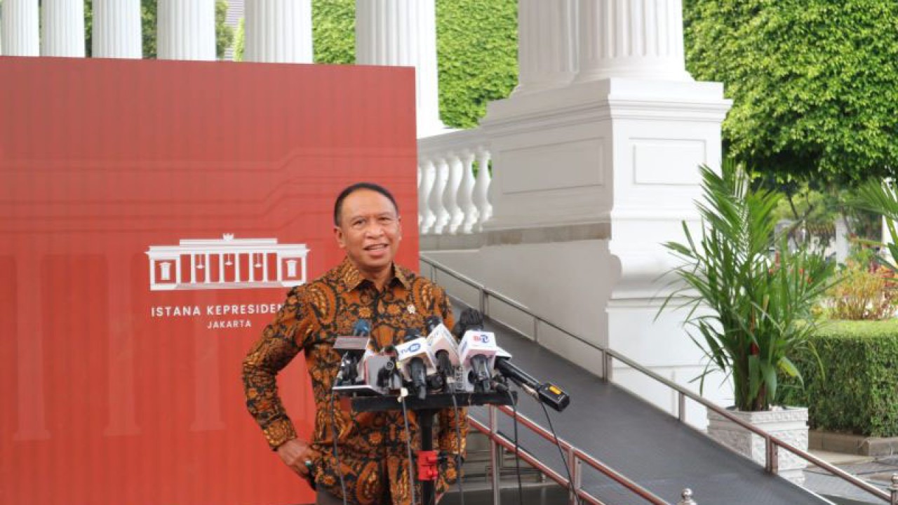 Menteri Pemuda dan Olahraga Zainudin Amali memberikan keterangan pers kepada wartawan di Kompleks Istana Kepresidenan, Jakarta, Selasa (6/12/2022). ANTARA/Desca Lidya Natalia