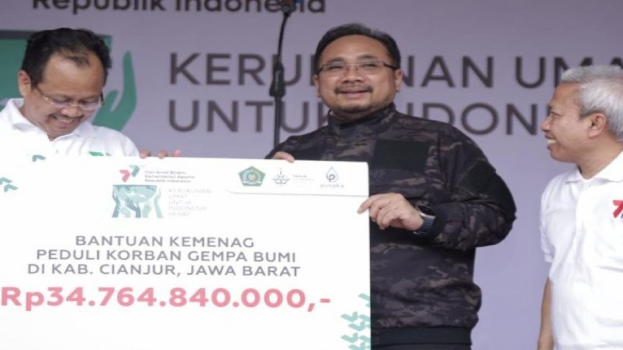 Menteri Agama Yaqut Cholil Qoumas saat menyerahkan bantuan bagi penyintas gempa Cianjur kepada Kepala Kantor Wilayah Kemenag Provinsi Jawa Barat Ajam Mustajam di Jakarta, Jumat (23/12/2022). (ANTARA/HO-Kemenag)