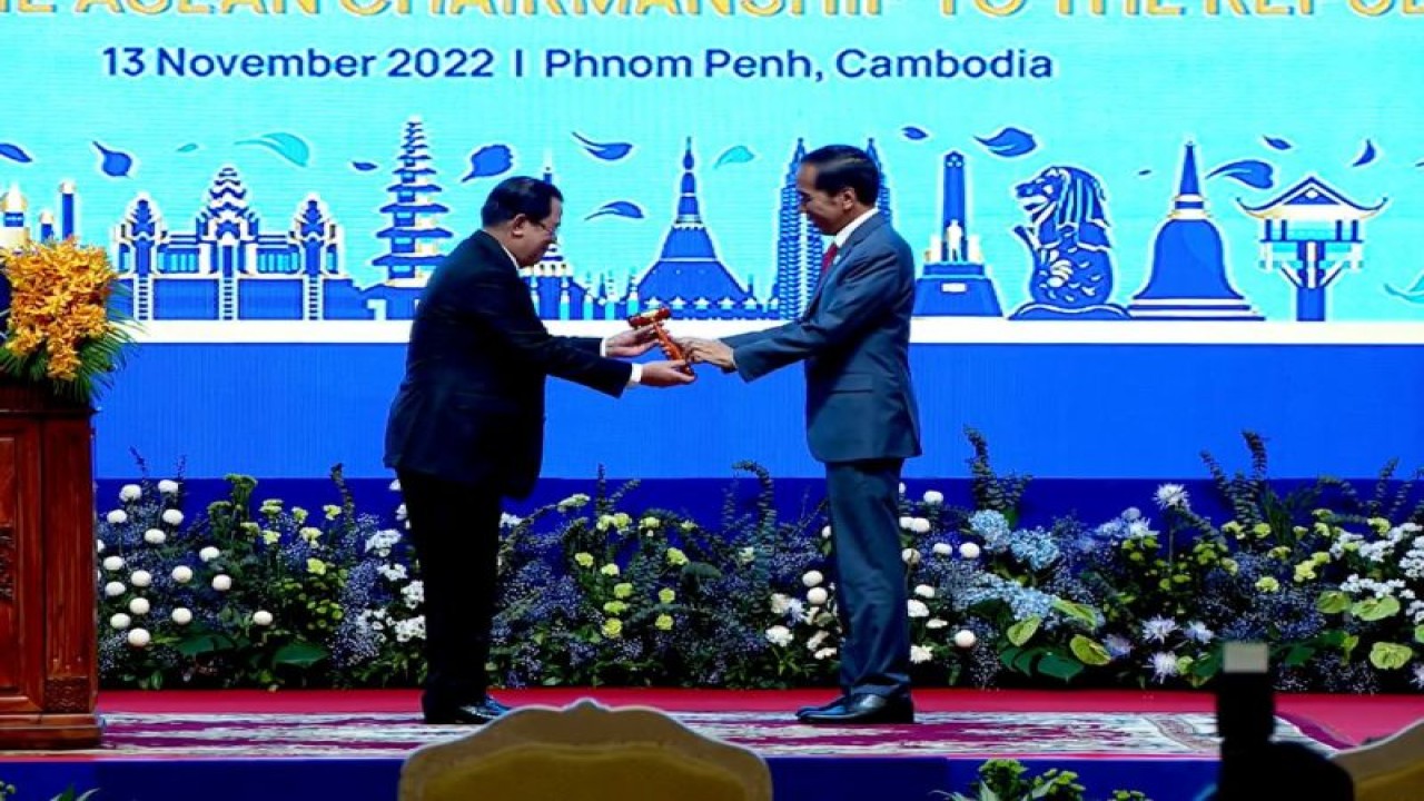 Presiden Joko Widodo (kanan) secara simbolis menerima palu kayu dari Perdana Menteri Kamboja Hun Sen (kiri) sebagai penanda bahwa Indonesia menjadi Ketua ASEAN tahun 2023. Penyerahan palu kayu kepada Presiden Joko Widodo (kanan) dilakukan dalam upacara penutupan KTT Ke-40 dan Ke-41 ASEAN yang berlangsung di Phnom Penh, Kamboja, Minggu. (13-11-2022). ANTARA/HO-asean2022.inb.gov.kh
