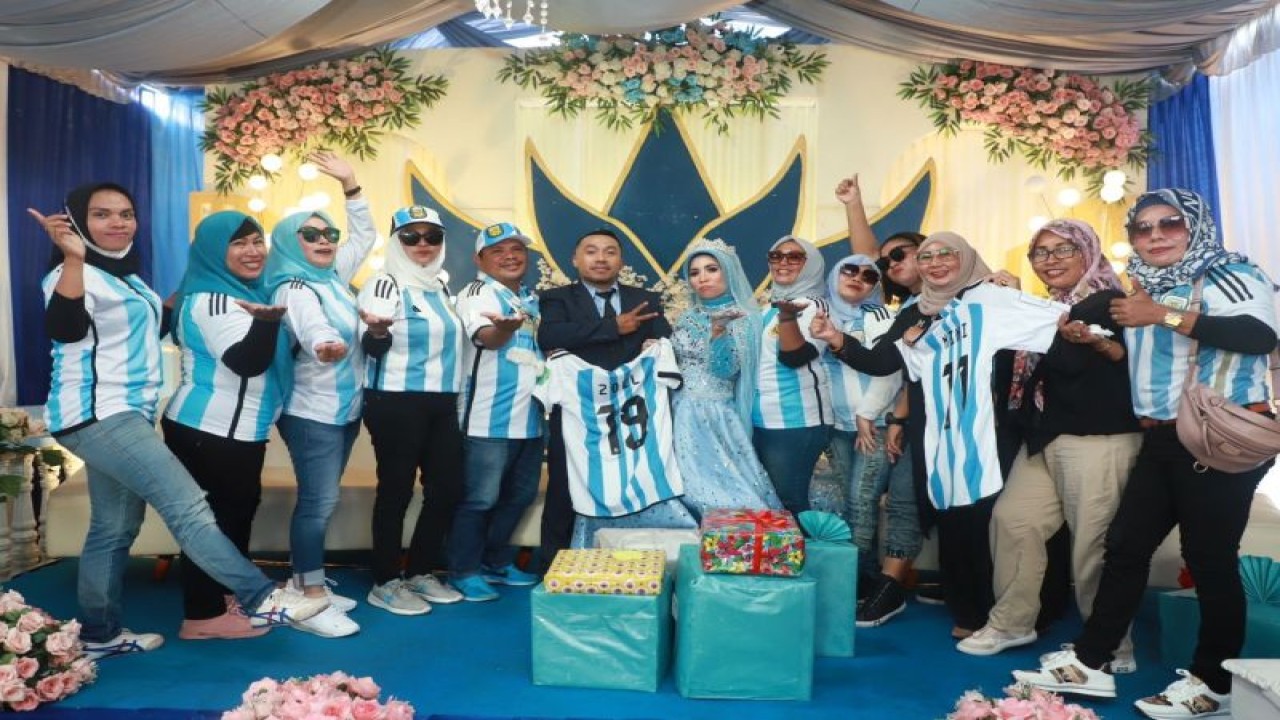 Penggemar melangsungkan akad nikah dengan menggunakan jersey tim Argentina, Maluku Utara, Rabu (30-11-2022). ANTARA/HO-Dinas Pemuda dan Olahraga Kota Ternate