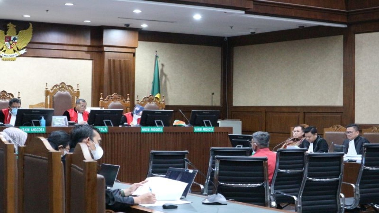 Sidang dengan terdakwa Direktur PT Diratama Jaya Mandiri Irfan Kurnia dalam kasus dugaan korupsi pengadaan helikopter AgustaWestland (AW) 101 untuk kendaraan VIP/VVIP Presiden yang merugikan keuangan negara sebesar Rp738,9 miliar di pengadilan Tindak Pidana Korupsi (Tipikor) Jakarta pada Senin (5/12/2022). ANTARA/Desca Lidya Natalia