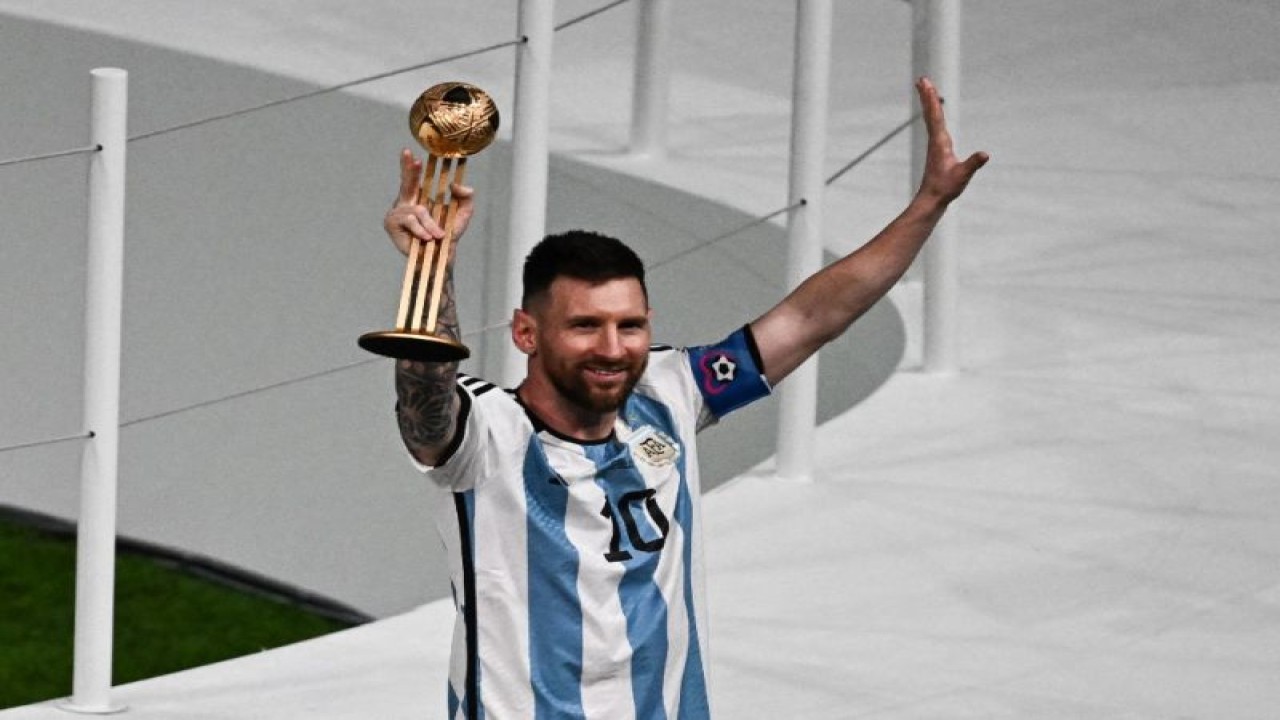 Striker Argentina Lionel Messi berpose bersama anugerah Bola Emas sebagai Pemain Terbaik Piala Dunia 2022 usai final turnamen ini antara Argentina dan Prancis di Stadion Lusail, Doha, Qatar, 18 Desember 2022. (Photo by Jewel SAMAD / AFP) (AFP/JEWEL SAMAD)