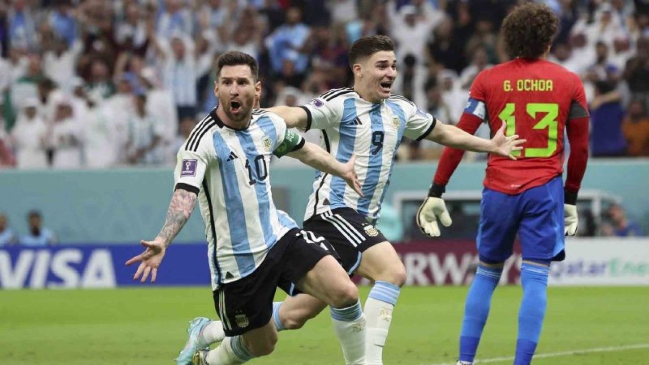 Arsip - Pemain timnas Argentina Lionel Messi (kiri) berselebrasi dengan rekan setimnya Julian Alvarez (tengah) usai mencetak gol ke gawang Meksiko pada pertandingan fase Grup C Piala Dunia Qatar 2022 di Stadion Lusail, Lusail, Qatar, Sabtu (26/11/2022). Argentina menang 2-0 atas Meksiko. ANTARA FOTO/REUTERS/Pedro Nunes/wsj.