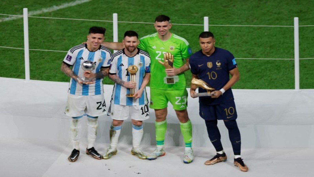 Enzo Fernandez, Lionel Messi, Emiliano Martinez dan Kylian Mbappe berposes bersama setelah masing-masing meraih penghargaan sebagai Pemain Muda Terbaik, Penjaga Gawang Terbaik, Pemain Terbaik dan Sepatu Emas setelah final Piala Dunia Qatar 2022 antara Argentina dan Prancis di Stadion Lusail di Lusail, Doha, 18 Desember 2022. (Photo by Odd ANDERSEN / AFP) (AFP/ODD ANDERSEN)