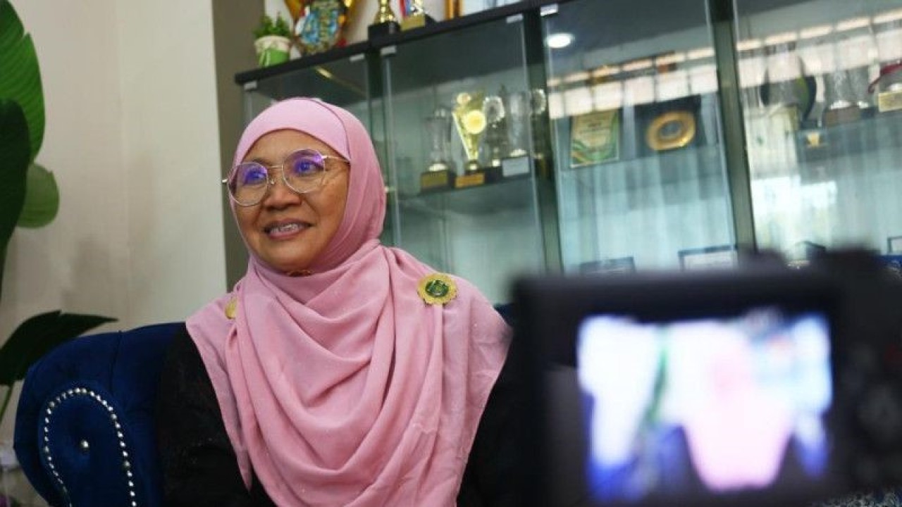 Mimin Mintarsih, pendiri Sanggar Bimbingan Sungai Mulia 5 yang juga Ketua Pengurus Cabang Istimewa Muslimat Nahdlatul Ulama (NU) Malaysia, saat diwawancarai di Gombak, Kuala Lumpur, Rabu (7/12/2022). (ANTARA/Virna P Setyorini)