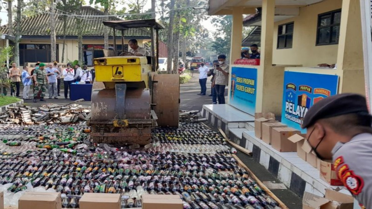 Polisi memusnahkan knalpot bising dan botol minuman keras di halaman Markas Polres Garut, Jawa Barat, Jumat (16/12/2022). ANTARA/HO-Humas Polres Garut.