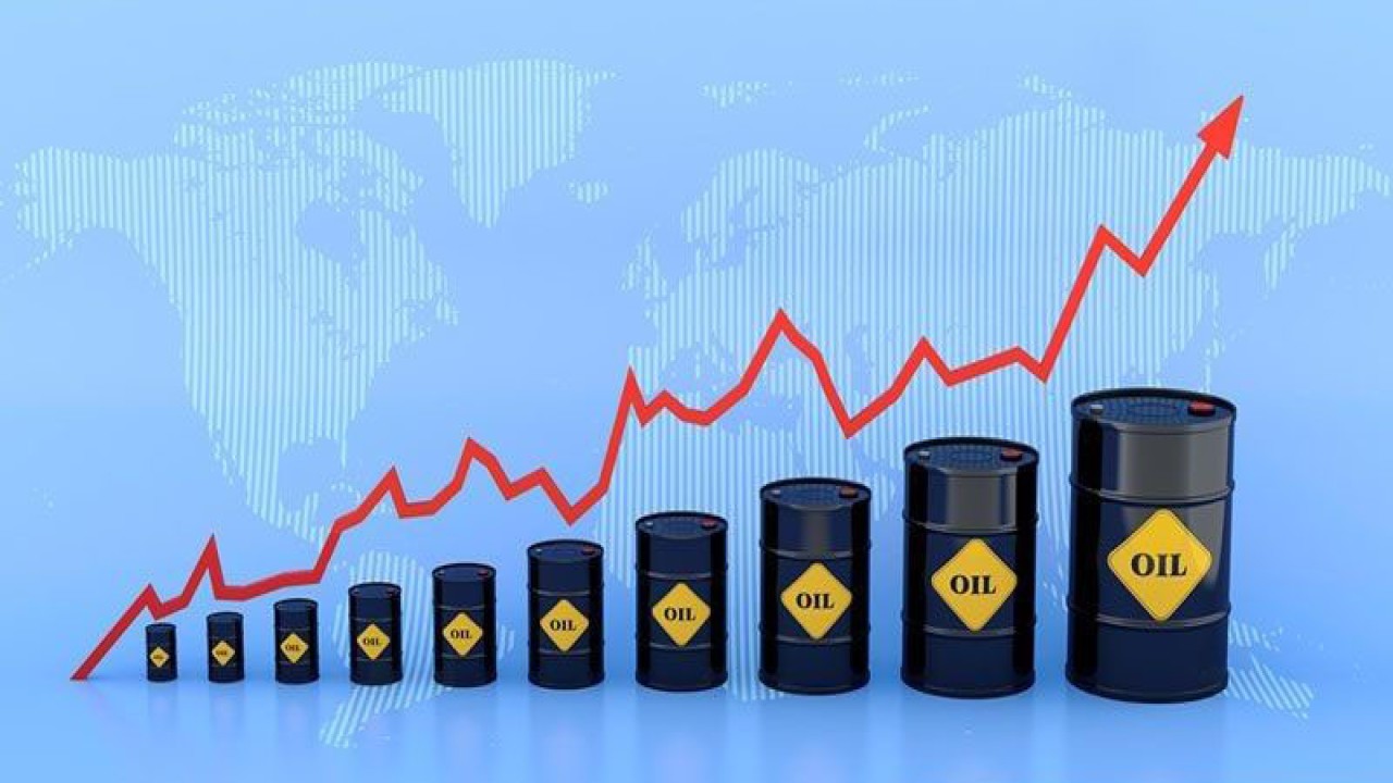 Ilustrasi - Harga minyak naik, dengan peta dunia di latar belakang. ANTARA/Shutterstoc/pri.