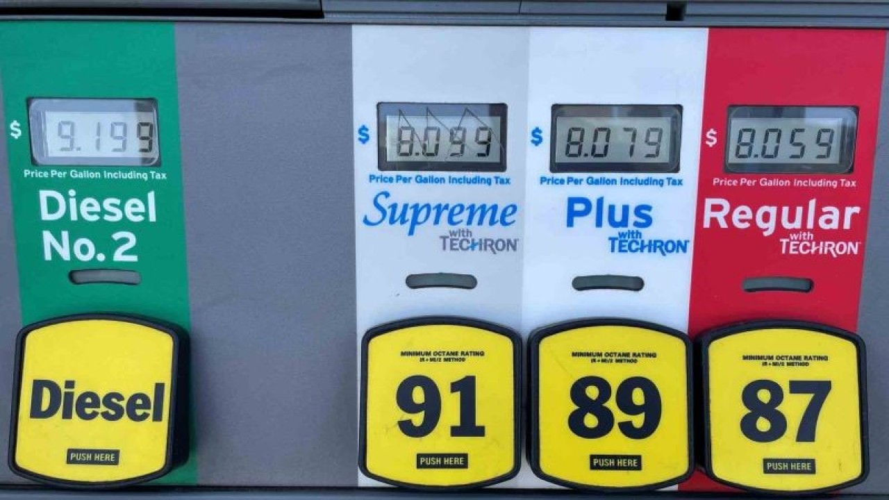 Ilustrasi - Harga bahan bakar minyak (BBM) di atas 8 dollar AS per galon terlihat di mesin pengisian BBM di SPBU Chevron, Los Angeles, California, Amerika Serikat, Senin (30/5/2022). Harga minyak dunia melesat ke 121 dollar AS per barel pada penutupan perdagangan Senin (30/5), atau level tertinggi selama dua bulan terakhir karena China melonggarkan pembatasan COVID-19 dan pedagang memperkirakan Uni Eropa akan mencapai kesepakatan untuk melarang impor minyak Rusia. ANTARA FOTO/REUTERS/Lucy Nicholson/wsj.