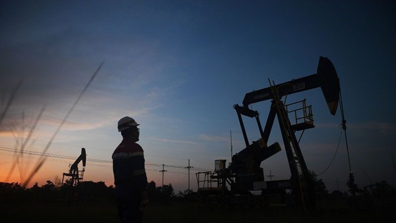 Ilustrasi Pekerja melakukan pengecekan pompa angguk yang beroperasi di Lapangan Duri, yang merupakan salah satu lapangan injeksi uap terbesar di dunia di Blok Rokan, Riau, Jumat (19/8/2022). (ANTARA FOTO/Akbar Nugroho Gumay/wsj/pri.)