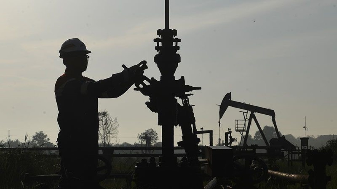 Ilustrasi - Arsip foto - Pekerja melakukan pengecekan pompa angguk yang beroperasi di Lapangan Duri, yang merupakan salah satu lapangan injeksi uap terbesar di dunia di Blok Rokan, Riau, Jumat (19/8/2022). (ANTARA FOTO/Akbar Nugroho Gumay/wsj/pri.)
