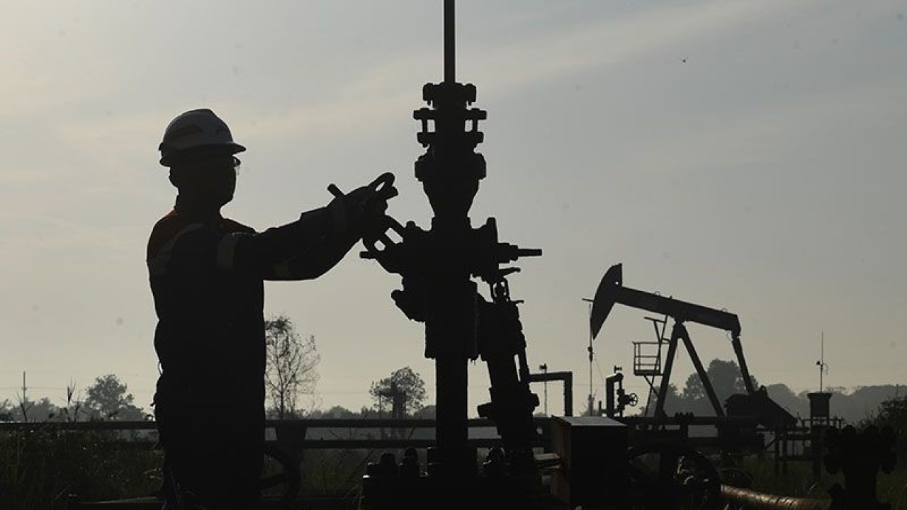 Ilustrasi - Arsip foto - Pekerja melakukan pengecekan pompa angguk yang beroperasi di Lapangan Duri, yang merupakan salah satu lapangan injeksi uap terbesar di dunia di Blok Rokan, Riau, Jumat (19/8/2022). ANTARA FOTO/Akbar Nugroho Gumay/wsj/pri.