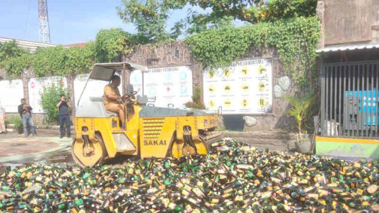 Pemusnahan ribuan botol minuman keras hasil sitaan di Cirebon, Jawa Barat, Selasa (20/11/2022). (ANTARA/Khaerul Izan)