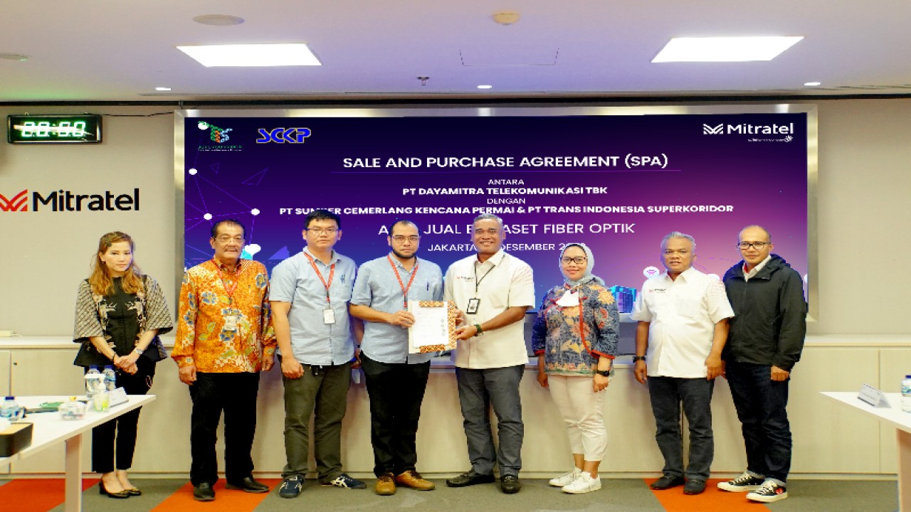 Perjanjian jual beli 6.012 km kabel fiber optik antara PT Dayamitra Telekomunikasi Tbk (Mitratel) dan PT Sumber Cemerlang Kencana Permai (SCKP)-PT Trans Indonesia Superkoridor (TIS). ANTARA/HO-Mitratel