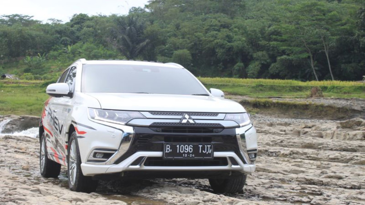 Mitsubishi Outlander PHEV (ANTARA/ALVIANSYAH PASARIBU)