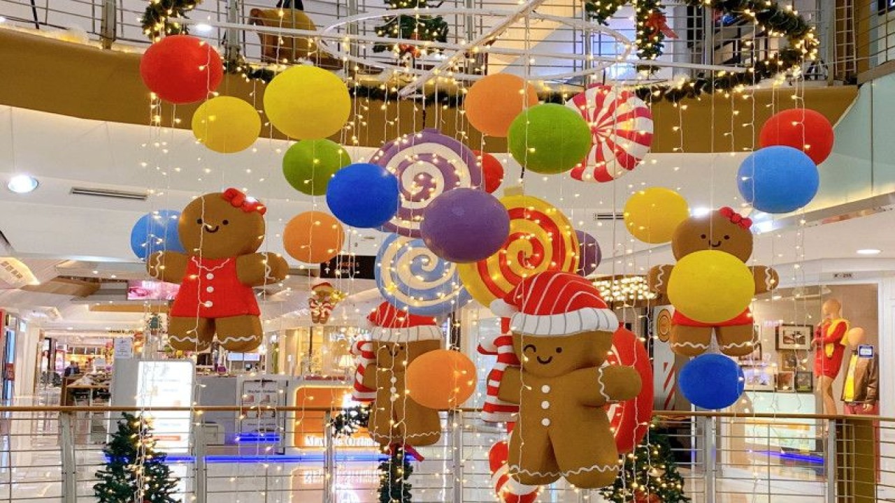 Hiasan Natal berbentuk permen dan roti jahe (gingerbread) menyambut hari Natal dan tahun baru 2023 di Summarecon Mal Kelapa Gading, Jakarta Utara, Selasa (13/12/2022). ANTARA/HO-Humas Mal Kelapa Gading