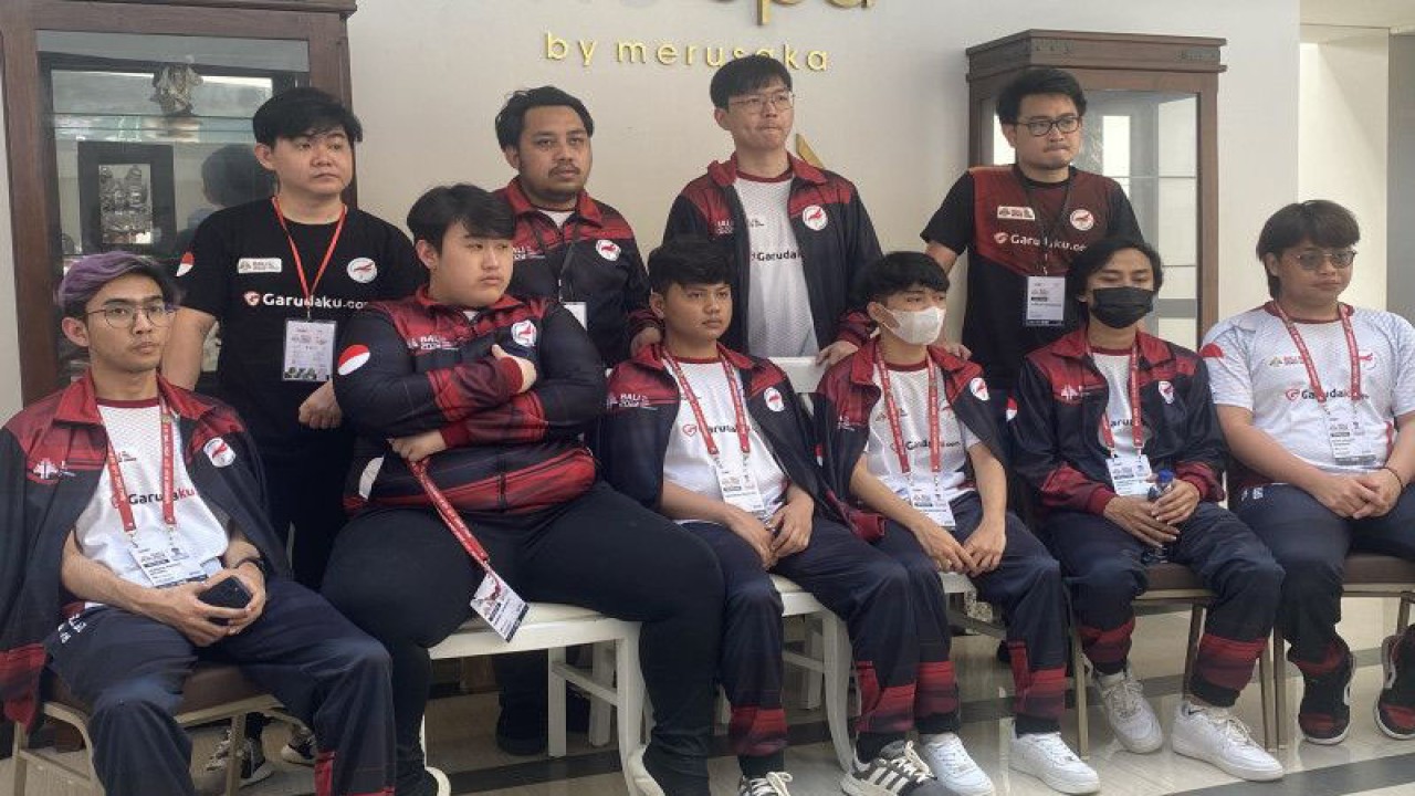 Para pemain dan ofisial tim nasional Mobile Legends: Bang-Bang (MLBB) Indonesia berfoto bersama usai memastikan diri lolos ke grand final kejuaraan esport dunia IESF Bali 14th World Esports Championship 2022 di Merusaka, Nusa Dua, Bali, Selasa (6/12/2022). (ANTARA/Arindra Meodia)