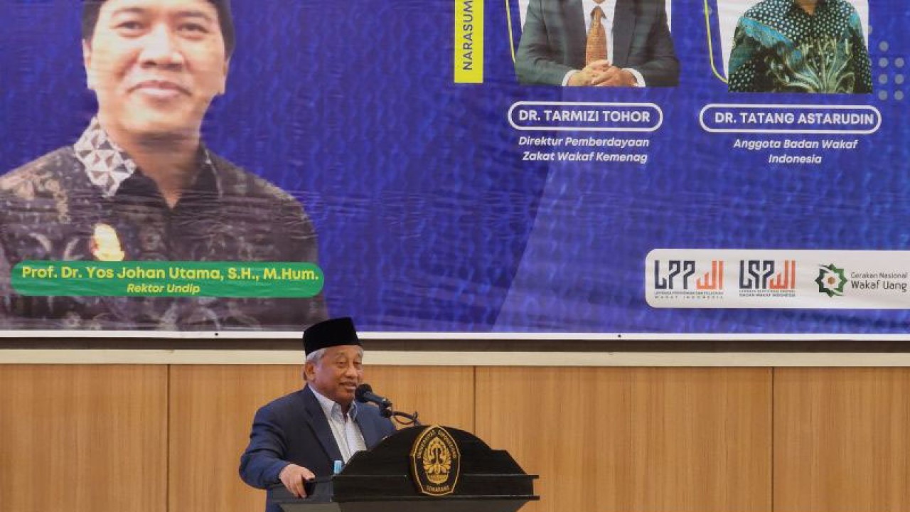 Ketua Badan Wakaf Indonesia M.Nuh saat "Wakaf Goes To Campus" di Semarang, Selasa. (ANTARA/ I.C.Senjaya)