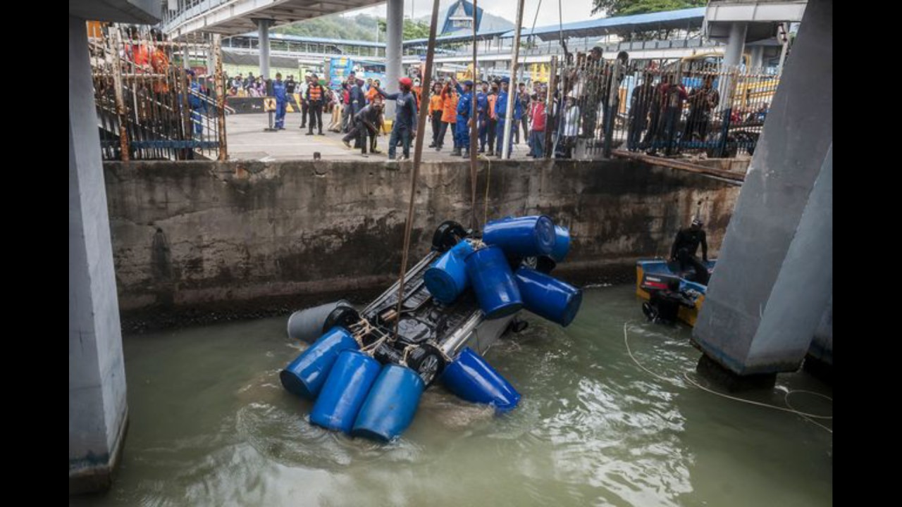 Mobil jatuh di Pelabuhan Merak. (Antara)