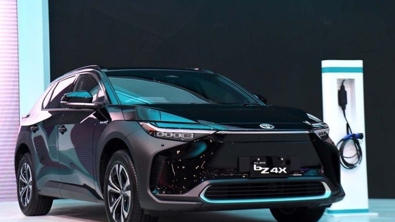 Mobil listrik Toyota bZ 4X di pamerkan pada pameran otomotif Gaikindo Indonesia International Auto Show (GIIAS) 2022 di ICE BSD, Tangerang, Banten, Kamis (11/8/2022). (ANTARA FOTO/Hafidz Mubarak A/aww.)