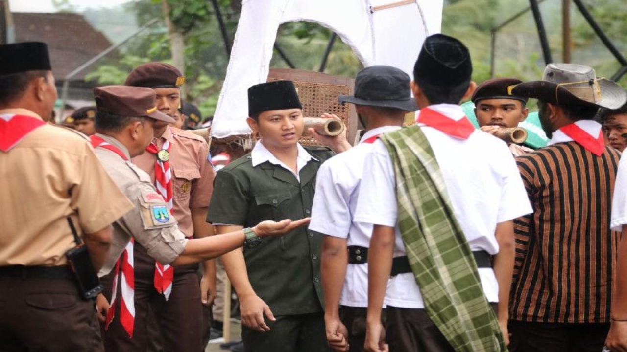 Bupati Trenggalek Moch. Nur Arifin (tengah) di tengah peserta napak tilas gerilya Panglima Sudirman di Trenggalek, Rabu (28/12/2022) (ANTARA/HO - Humas Pemkab Trenggalek)