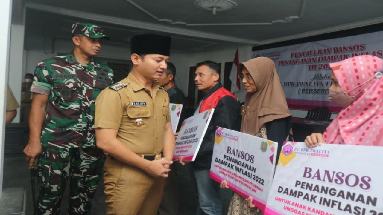Bupati Trenggalek Mochamad Nur Arifin (tengah) didampingi Dandim 0806/Trenggalek Letkol Kav Peddy Adi Prasetyo menyerahkanbantuan sosial kepada masyarakat kurang mampu di Trenggalek (ANTARA/HO - Humas Pemkab Trenggalek)