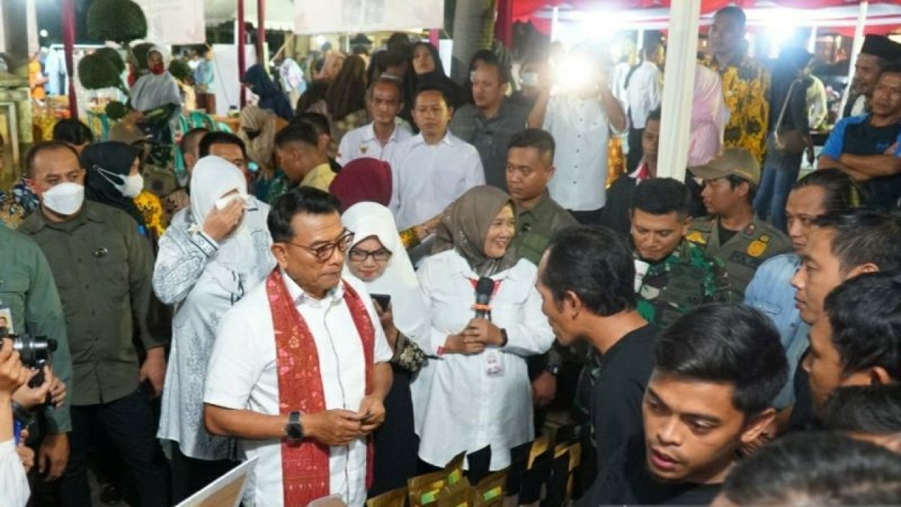 Kepala Staf Kepresidenan Moeldoko meninjau beberapa produk UMKM pada Selasa (27/12) malam di Pendopo Kajen Kabupaten Pekalongan, Jawa Tengah. ANTARA/HO-Kantor Staf Presiden.