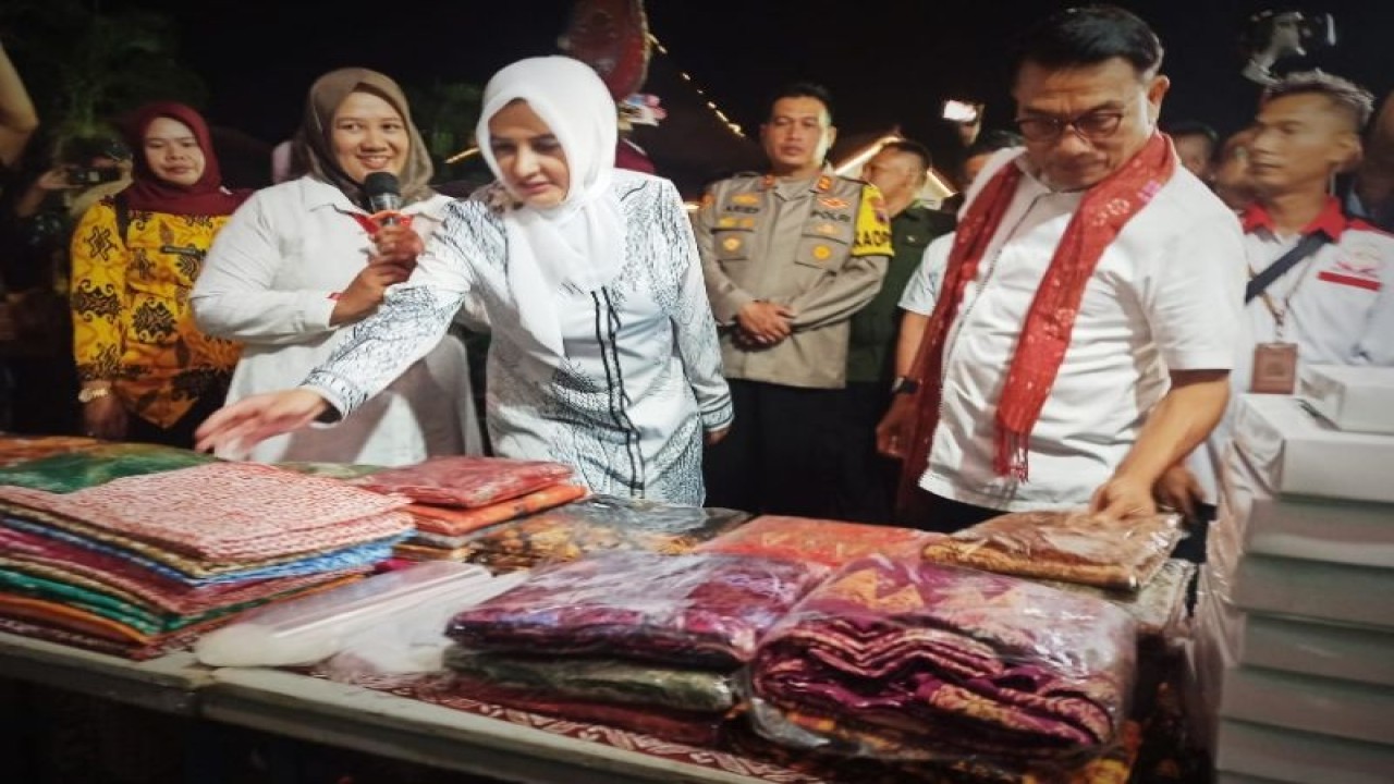 Kepala Staf Kepresidenan Moeldoko (kanan) bersama Bupati Pekalongan Fadia Arafiq sedang mengamati batik di Pekalongan, Selasa malam (27/12/2022). (ANTARA/Humas Kabupaten Pekalongan)