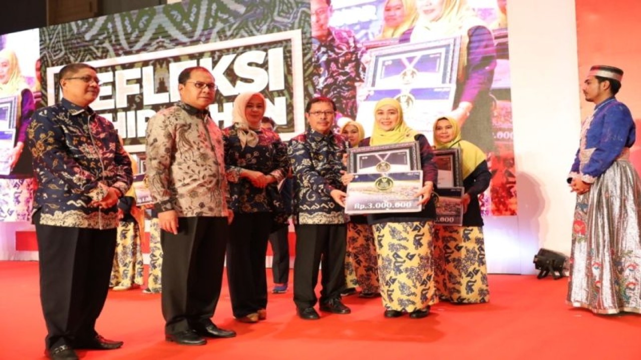 Wali Kota Makassar Moh Ramdhan Pomanto (dua kiri) didampingi Wakil Wali Kota Makassar Fatmawati Rusdi (tiga kiri) usai menyerahkan piagam penghargaan Mayor Awards di Hotel Four Poin by Sheraton Makassar, Sulawesi Selatan. ANTARA/HO/Dokumentasi Humas Pemkot Makassar.