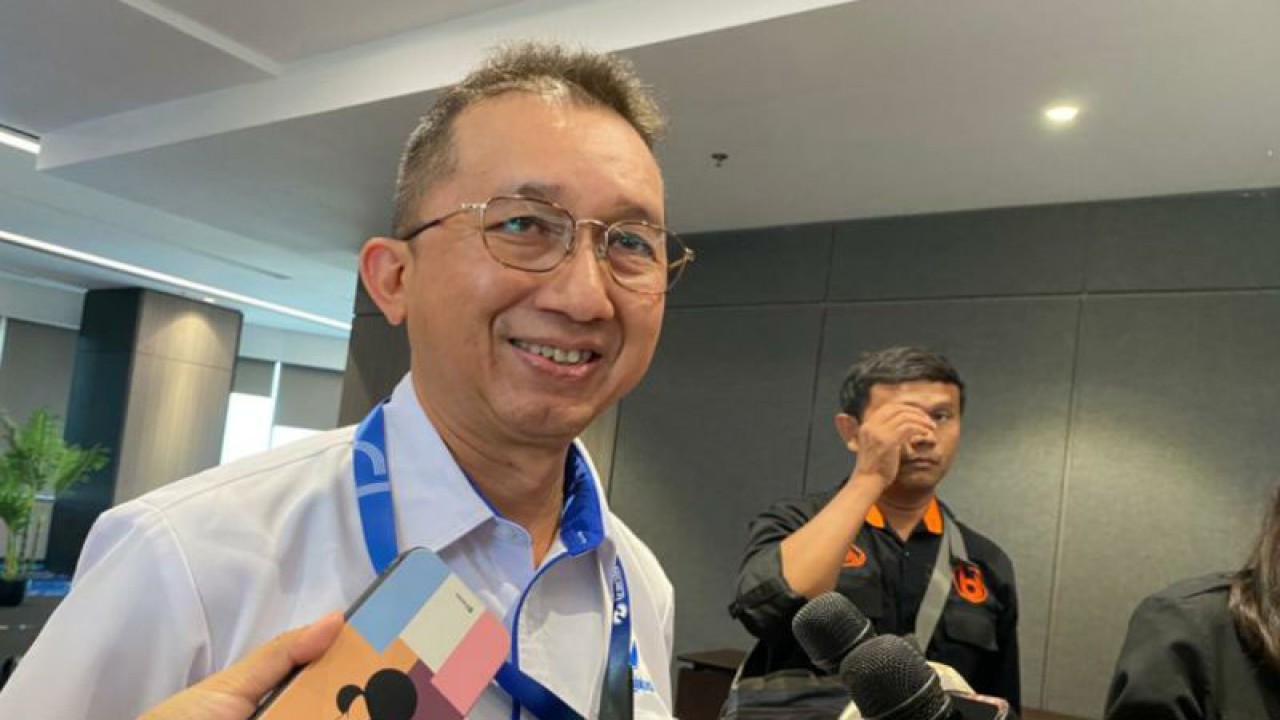 Direktur Teknik dan Digital PT Transportasi Jakarta (TransJakarta) Mohamad Indrayana saat memberikan keterangan kepada media di Jakarta, Senin (26/12/2022). ANTARA/Luthfia Miranda Putri