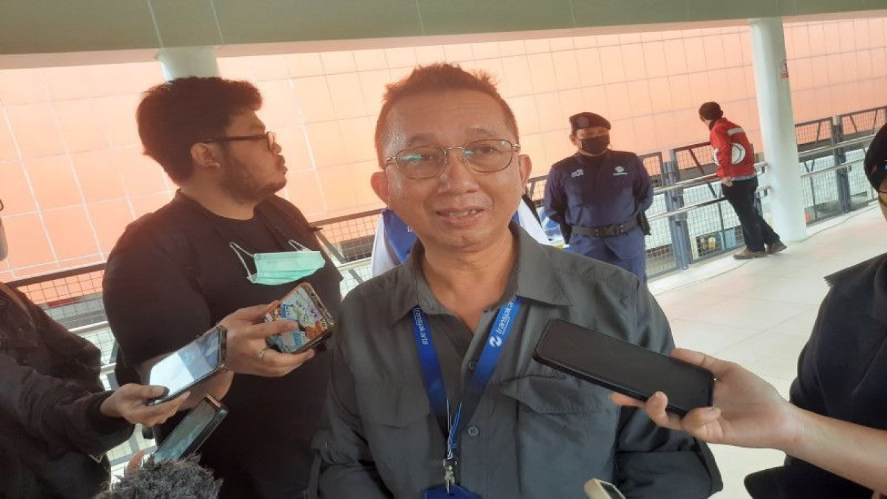 Direktur Teknik dan Digital PT Transjakarta, Mohamad Indrayana saat kunjungan ke halte-halte hasil revitalisasi di Halte Integrasi Stasiun Jatinegara 2, Jakarta Timur, Rabu (28/12/2022). (ANTARA/Ulfa Jainita)