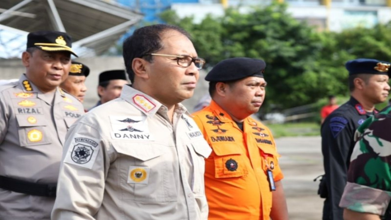 Arsip Foto. Wali Kota Makassar Mohammad Ramdhan Pomanto (tengah) saat mengikuti apel siaga pengamanan Natal 2022 dan Tahun Baru 2023 di Lapangan Karebosi, Makassar, Sulawesi Selatan. (ANTARA/HO Humas Pemkot Makassar)