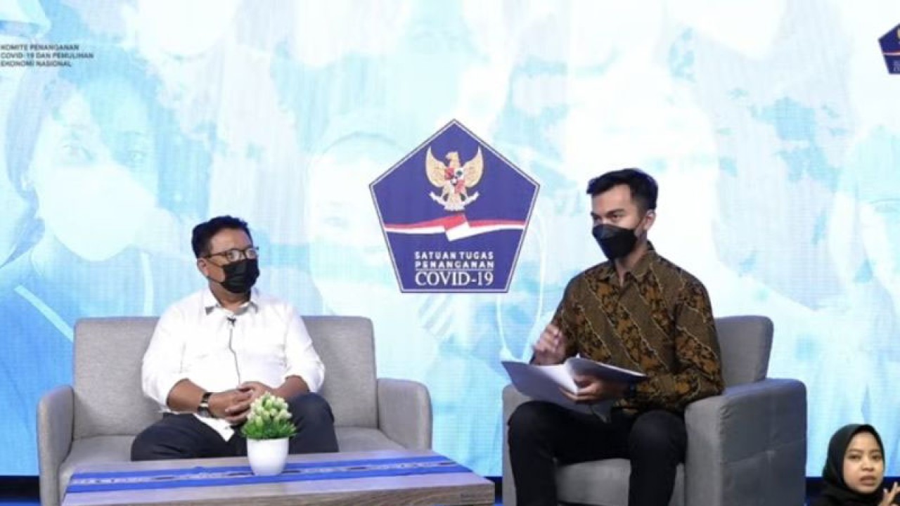 Juru Bicara Kemenkes RI Mohammad Syahril (kanan) saat menjadi pembicara dalam Talkshow: Masa Depan Pandemi COVID-19 di Indonesia yang diikuti dalam jaringan di Jakarta, Jumat (30/12/2022). (ANTARA/Andi Firdaus).