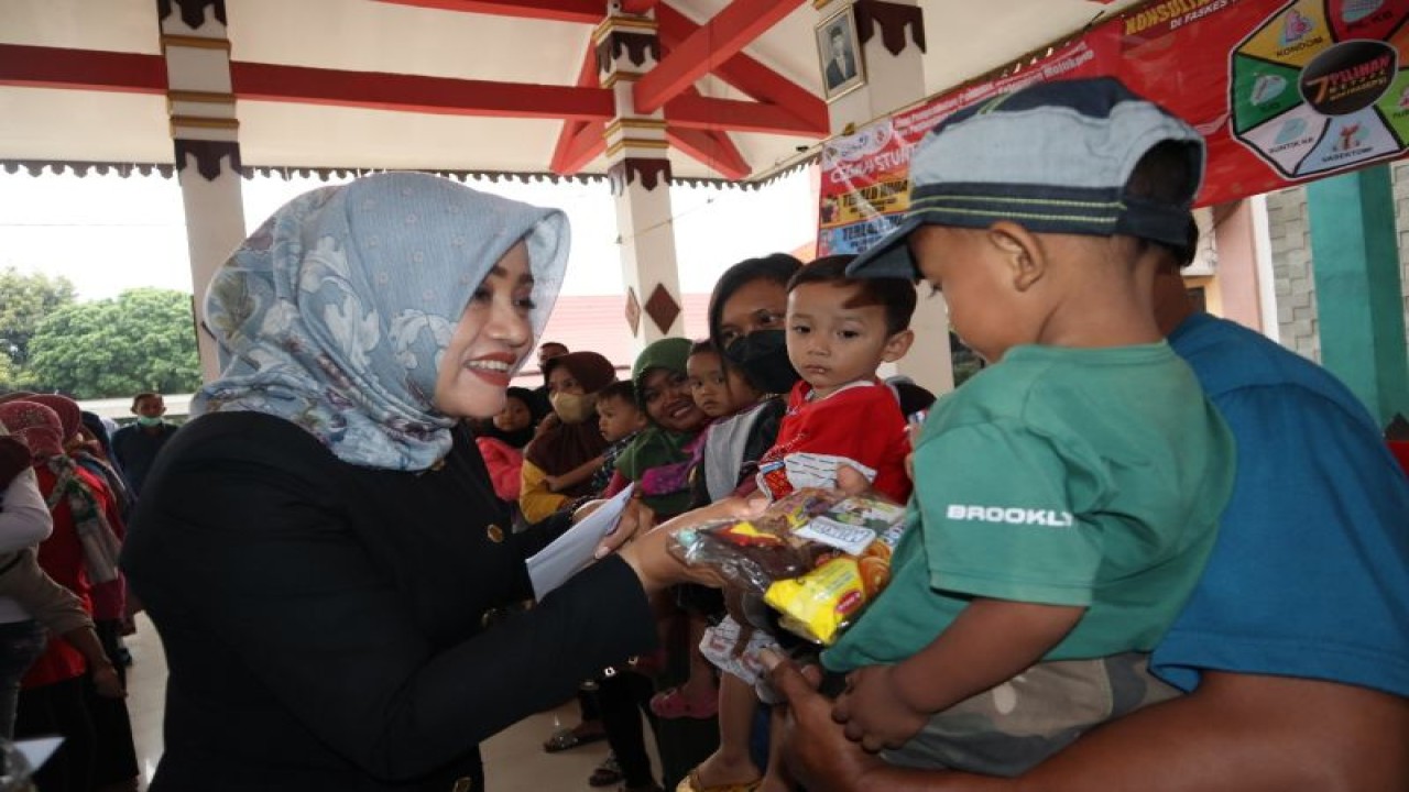Bupati Mojokerto Ikfina Fahmawati menyerahkan bantuan langsung tunai dari dana bagi hasil cukai hasil tembakau kepada warga di Kabupaten Mojokerto, Provinsi Jawa Timur. (ANTARA/HO-Pemkab Mojokerto)
