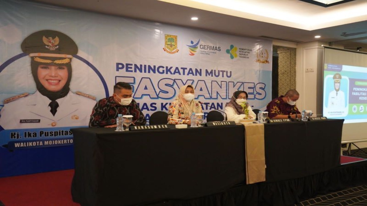 Pertemuan Wali Kota Mojokerto, Jatim, Ika Puspitasari bersama dengan direktur rumah sakit dan fasilitas layanan kesehatan di Mojokerto, Senin (12/12/2022). (FOTO ANTARA/HO-Pemkot Mojokerto)