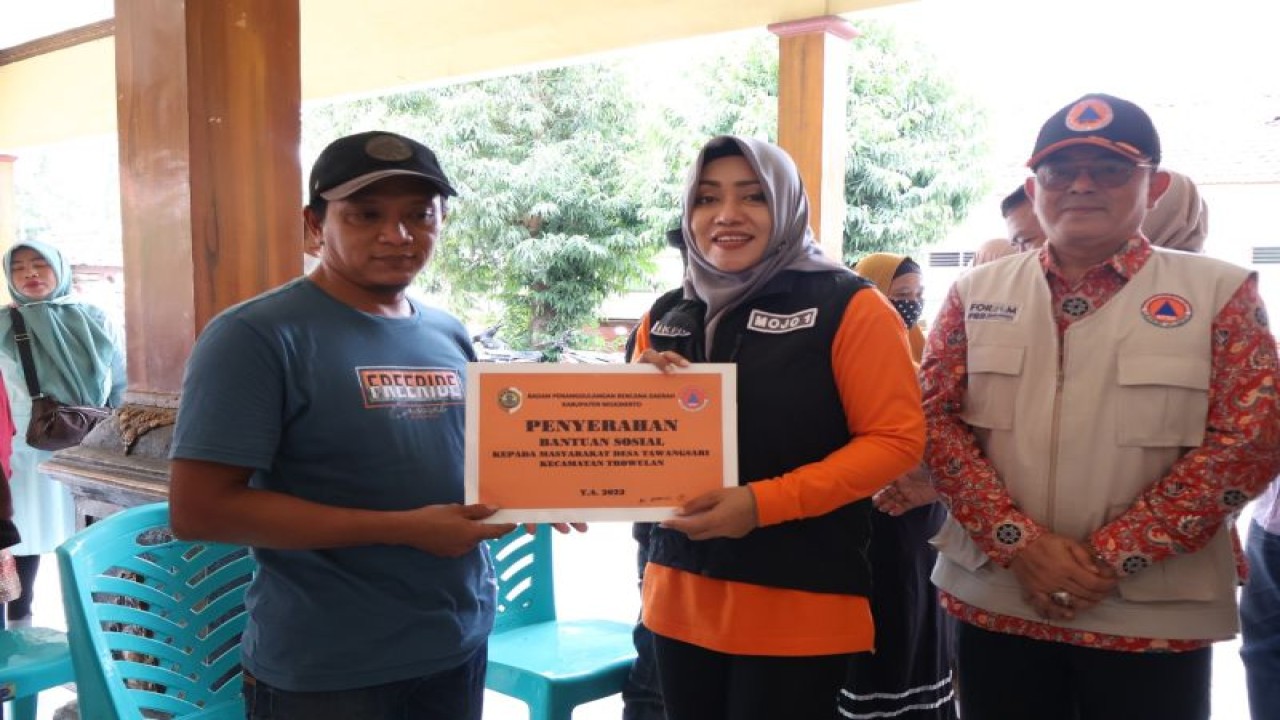 Penyerahan bantuan sosial warga terdampak angin kencang di Kabupaten Mojokerto Jawa Timur. ANTARA/HO-Pemkab Mojokerto.