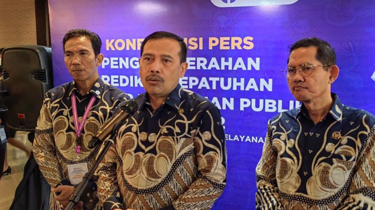 Ketua Ombudsman RI (ORI) Mokhammad Najih usai acara “Penganugerahan Predikat Kepatuhan Standar Pelayanan Publik Tahun 2022” di Jakarta, Kamis (22/12/2022). (ANTARA/Melalusa Susthira K.)