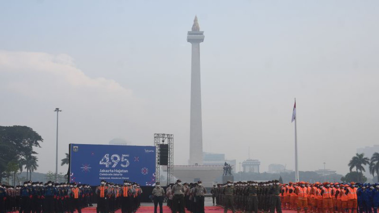 Arsip Foto - Satuan Kerja Perangkat Daerah (SKPD) Provinsi DKI Jakarta mengikuti upacara HUT ke-495 Kota Jakarta di kawasan Monas, Jakarta, Rabu (22/6/2022). Upacara HUT ke-495 Kota Jakarta yang diikuti 1.000 peserta dari berbagai unsur masyarakat dan perangkat kerja Pemprov DKI Jakarta tersebut mengangkat tema "Jakarta Hajatan" dengan mengusung slogan "Celebrate Jakarta: Kolaborasi, Akselerasi, dan Elevasi". ANTARA FOTO/Indrianto Eko Suwarso/hp.