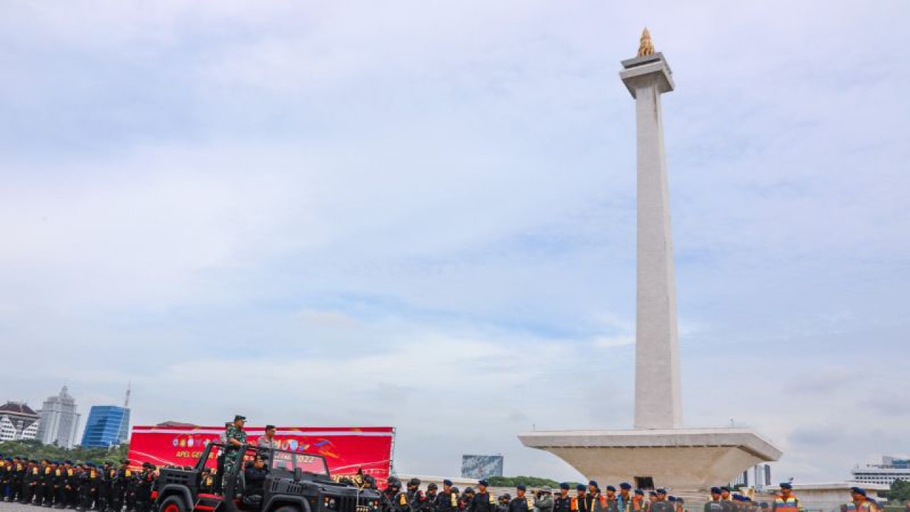 Suasana apel Operasi Lilin untuk menjaga keamanan Natal dan tahun baru di Monas, Jakarta, Kamis (22/12/2022). ANTARA/HO-Pemprov DKI Jakarta