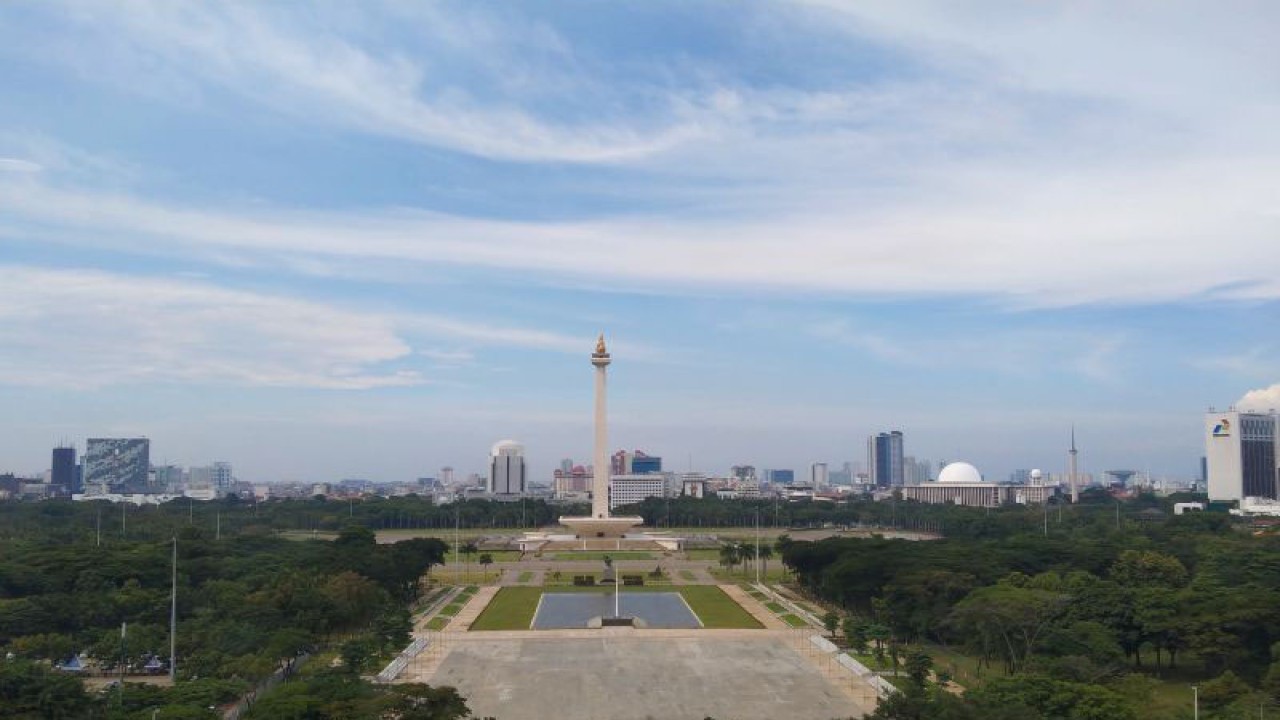 Arsip foto - Monumen Nasional (Monas) diamati dari kawasan Jalan Medan Merdeka Selatan, Rabu (22/12/2021). ANTARA/Dewa Ketut Sudiarta Wiguna