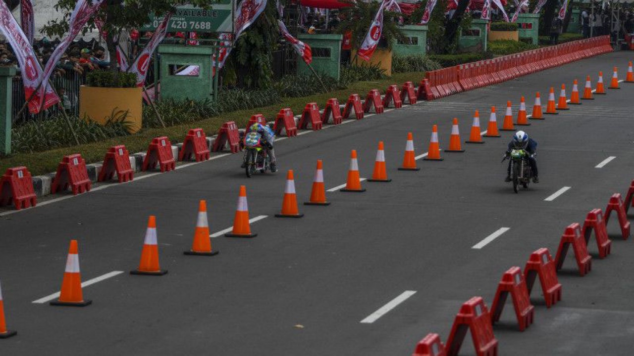 Peserta memacu sepeda motornya dalam Street Race Polda Metro Jaya di Jalan Benyamin Sueb, Kemayoran, Jakarta Pusat, Sabtu (3/9/2022). . ANTARA FOTO/Galih Pradipta/wsj.