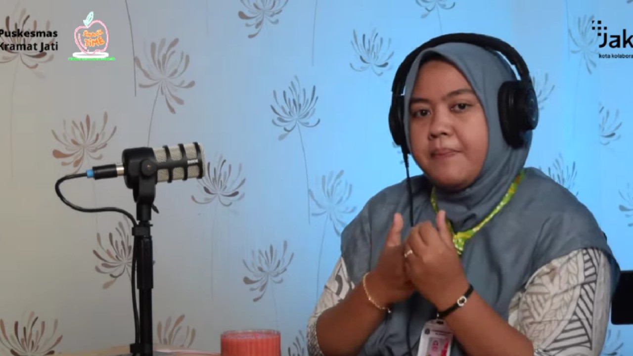 Tangkapan layar - Dokter penanggung jawab layanan MTBS di Puskesmas Cililitan dr Muthmainnah Mardiyanti dalam acara bincang-bincang yang disiarkan di kanal YouTube Puskesmas Kramat Jati, Kamis (8/12/2022) (ANTARA/Suci Nurhaliza)